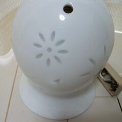 ホワイト陶器ランプシェード 花模様の画像