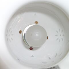 ホワイト陶器ランプシェード 花模様の画像