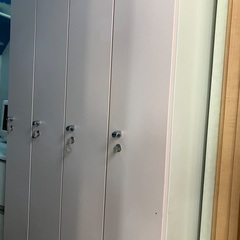 薄いピンク色の4連ロッカーで大きさもコンパクトで、オフィスなど限られた空間でも使いやすいです。の画像