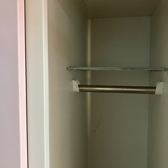 薄いピンク色の4連ロッカーで大きさもコンパクトで、オフィスなど限られた空間でも使いやすいです。の画像