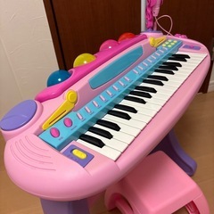 美品 キッズキーボード  椅子 マイク付きの画像