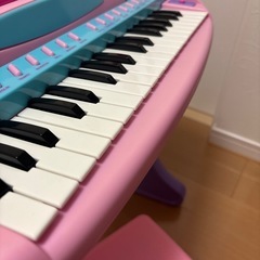 美品 キッズキーボード  椅子 マイク付きの画像