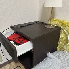 値下げします！5000円→2000円サイドテーブルと照明　の画像