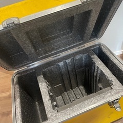 鍵付き　工具入れ　クーラーボックスの画像