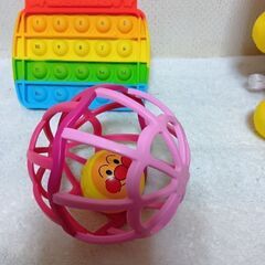 くるくる回る（音楽流しながら）アンパンマン＆おもちゃ２個の画像