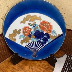 配送可能【有田焼】哲山作 白磁色絵金彩 扇面牡丹絵 大皿 共箱・皿立付 在銘 飾皿 色絵 伊万里焼 骨董 時代物 良品の画像
