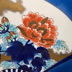配送可能【有田焼】哲山作 白磁色絵金彩 扇面牡丹絵 大皿 共箱・皿立付 在銘 飾皿 色絵 伊万里焼 骨董 時代物 良品の画像