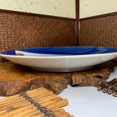 配送可能【有田焼】哲山作 白磁色絵金彩 扇面牡丹絵 大皿 共箱・皿立付 在銘 飾皿 色絵 伊万里焼 骨董 時代物 良品の画像