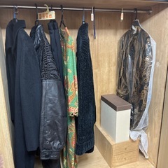 塗りの桐洋服ダンスの画像