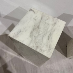 カッテランイタリア　花台　オブジェ　大理石の画像