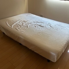 ダブルサイズ ベッド 脚付きの画像