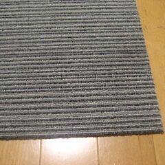 日本製タイルカーペット厚み6.5㎜・1枚２１０円・在庫２４枚（１５６８）未使用品の画像