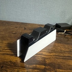 PS5純正コントローラー&純正充電スタンドの画像