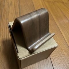 【新品未使用】ウォールナット材のスマホスタンドの画像
