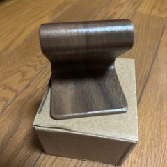【新品未使用】ウォールナット材のスマホスタンドの画像