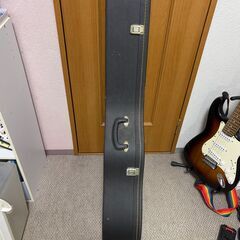アコースティックギターのハードケース。の画像