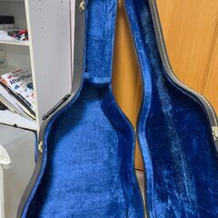 アコースティックギターのハードケース。の画像