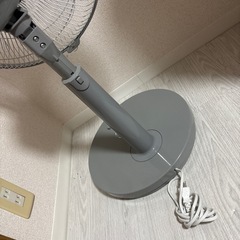 8/26まで 扇風機 新品未使用 グレーの画像
