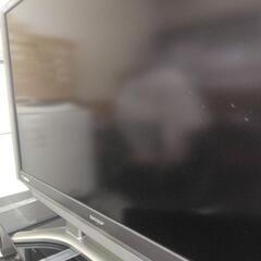 52インチのテレビとサラウンドシステムセットの画像