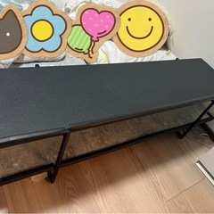 テレビ32型とテレビ台の画像