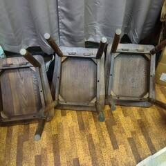 レトロな木の椅子 一つ難ありの画像