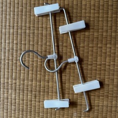 IKEAオシャレ木製白ハンガーとクリップ付きハンガーセットの画像