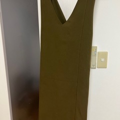ジャケットとVネックドレスの画像