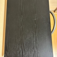 折りたたみテーブルとイスの画像
