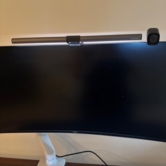 昇降デスク、モニター付きの画像