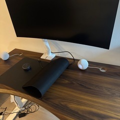 昇降デスク、モニター付きの画像
