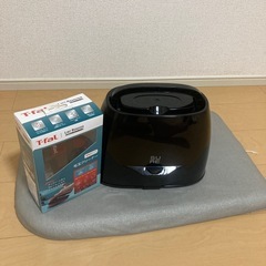 アイロンとアイロン台と毛玉クリーナーの画像