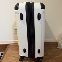 キャリーケース　ホワイトの画像