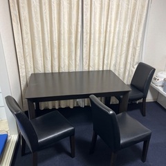 ダイニングテーブルと椅子4脚の画像