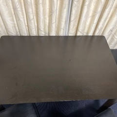 ダイニングテーブルと椅子4脚の画像