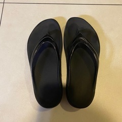 oofosサンダル27cmブラック
の画像