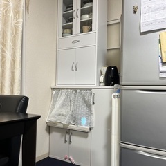 食器棚とキッチンボードの画像