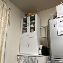 食器棚とキッチンボードの画像