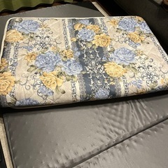 三つ折りマットと布団のセットの画像