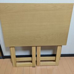 折りたたみ机と椅子のセットの画像