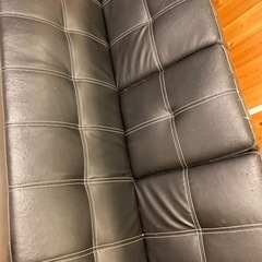 レザー調のソファ3人掛けの画像