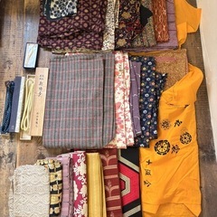 着物や帯・小物の山の画像