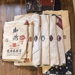 着物や帯・小物の山の画像