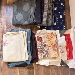 着物や帯・小物の山の画像