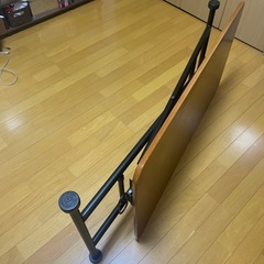 手動昇降型のテーブルの画像