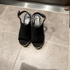厚底サンダル23.５差し上げます
の画像