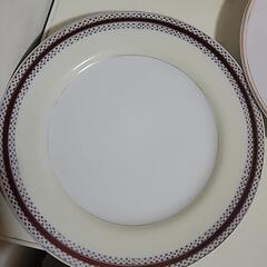 シンプルな平たいお皿の画像