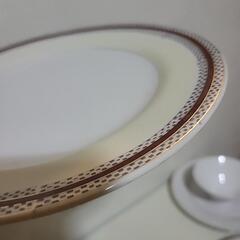 シンプルな平たいお皿の画像