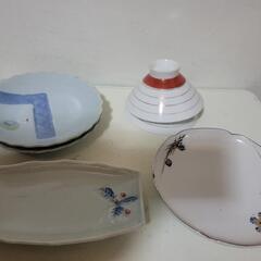 数枚あるものもあります。かわいい模様のお皿、茶碗いろいろの画像