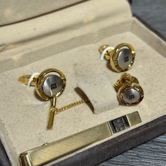 GIVENCHY カフスとネクタイピンセットの画像
