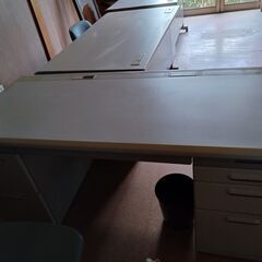事務用机、椅子の画像